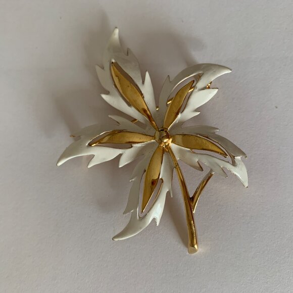 Vintage BROOCH Gold Tone and Ivory Leaf / Floral Flower Leaves Stem Unsigned - Picture 7 of 7